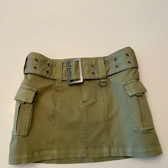 Urban Outfitters Joan belted micro mini skirt in moss - Picture 3 of 5
